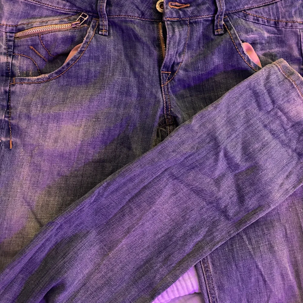 Jättesnygga ljusblå y2k jeans med lite rosa detaljer, 💗. Jeans & Byxor.