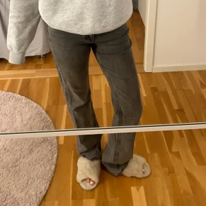 Grå jeans gina tricot  - 299 kr + frakt 🫶🏻
