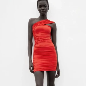 Röd klänning  - Slutsåld klänning från Zara  