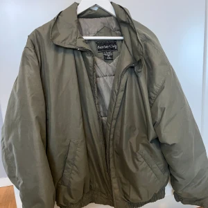 Grön jacka - Grön pufferjacka, köpt second hand. Säljer för jag har en liknande! 