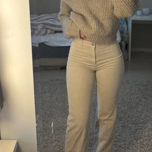 Manchesterbyxor  - Beiga superfina manchesterbyxor från Wera. Använda ett fåtal gånger så inga tecken på användning finns💕
