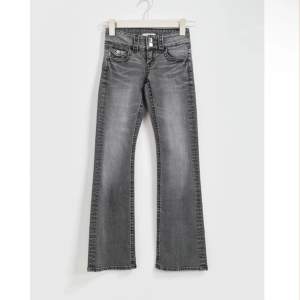 Säljer dessa low waist Gina Tricot jeans i storlek 158. Jag brukar i vanliga fall ha storlek 170-164 men just dessa passade mig i strl 158💞 Har använt 2-4 gånger vilket inte alls syns! Nytt skick! Skriv för frågor! 💞💞