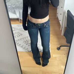 True Religion Jeans - Säljer mina jättesnygga True Religion jeans! Är i väldigt bra skick, endast mindre defekter längst ner vid benet (skriv för specifika bilder). Midjemått: 37cm Innerbenslängd: 85cm🌸