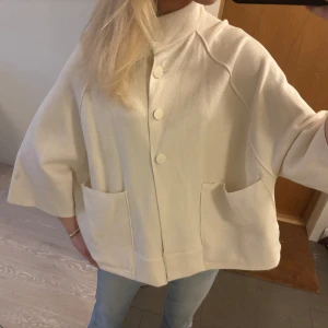 Kofta med trekvartsärmar  - Så sjukt fin kofta med trekvartsärmar från märket Parfois💕 använd en gång 