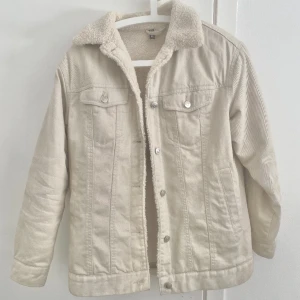 Jeansjacka - Säljer en jeansjacka från hm med teddy fordring. Jackan är hyfsat varm och perfekt nu till våren. Den har bra passform på mig som är 168. Endast fickorna med knappar som är öppningsbara dom andra är bara detaljer🤍 nypris 500 