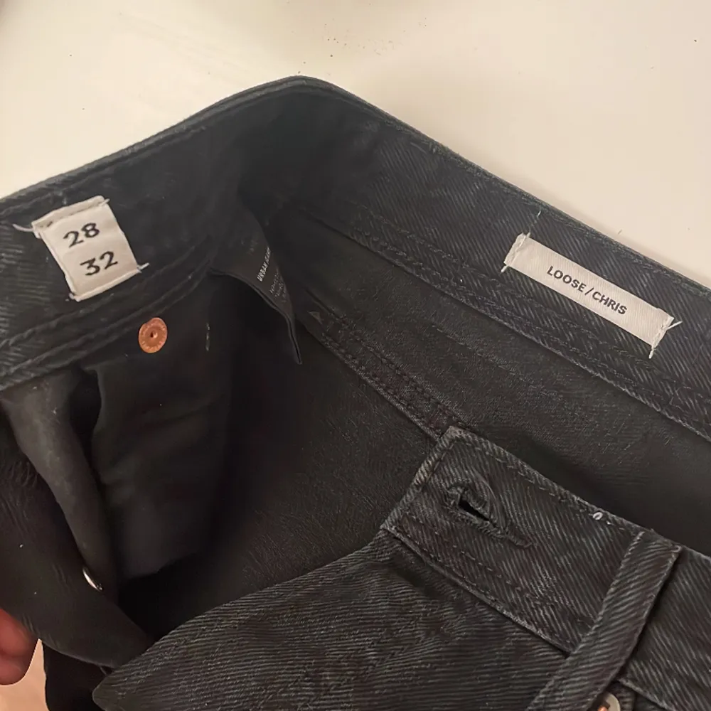 Säljer ett par svarta jeans från J&J i storlek 28x32 modellen heter Loose Chris. 200kr köparen står för frakten. . Jeans & Byxor.