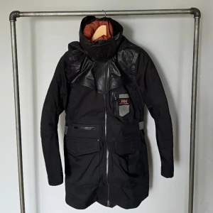 Helly Hansen jacka - Helly Hansen vinterjacka i bra skick Storlek M unisex Avtagbar innerjacka i dun, kan användas för sig  Mycket varm Små slitningar, inget som stör. 