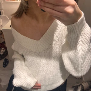 stickad tröja  - vit v-ringad stickat tröja från hm. 