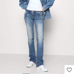 Säljer dessa slutsålda ltb valerie bootcut jeans då dom är för kofta för mig, använda ett få tal gånger, syns inte att dem är använda, inga defekter💕nypris 909kr