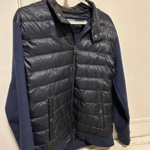 Ralph Lauren Cardigan - Tja säljer denna riktigt feta och eftertraktade Polo cardiganen med en defekt som går att laga på magen, där av priset hör av vid funderingar