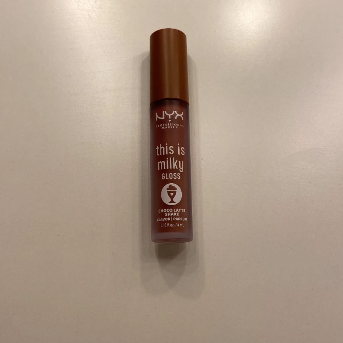 Jättefint läppglans och aldrig använd. Fick i julklapp men gillade inte färgen, den är från nyx och kostar cirka 100kr. Den doftar lite choklad akttigt men ser jättefin ut på läpparna. Man betalar själv för frakten!