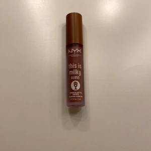 Jättefint läppglans och aldrig använd. Fick i julklapp men gillade inte färgen, den är från nyx och kostar cirka 100kr. Den doftar lite choklad akttigt men ser jättefin ut på läpparna. Man betalar själv för frakten! - Aldrig använd
