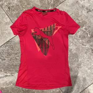 Träningströja puma  - En neon rosa träningströja från puma. Säljs i befintligt skick. Säljer pga stor garderobrensning. Kika gärna på mina andra annonser, säljer mycket:) 