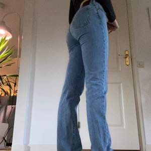 Low straight jeans, blå fina jeans, fåtal användningar pga att de var försmå. Storlek: W27 L34