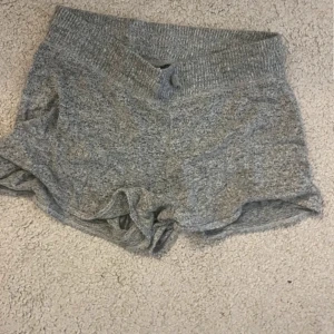 Mjukisshorts  - Jätte mysiga gråa mjukisshorts i storlek s. Kontakta för pris och fler bilder.