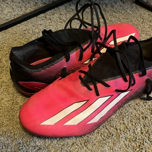 Adidas Speedportal - Riktigt sköna fotbollsskor  Skick 9/10 lite slitage på undersulan  Har ej box  Nypris 2700