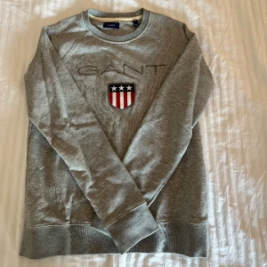 Grå sweatshirt  - Säljer pågrund av att jag inte använder den. Ett köp fel och därav helt oanvänd.😍