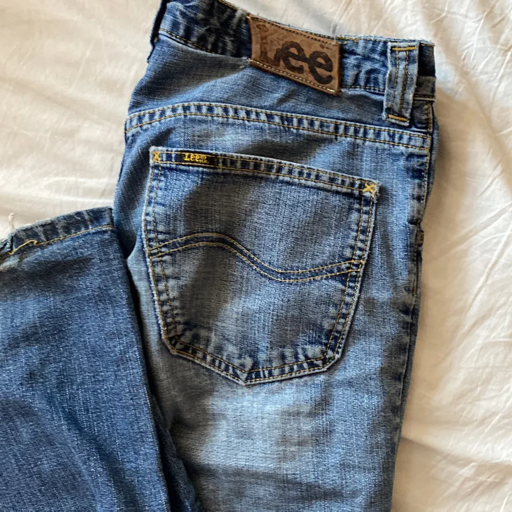 Super fina lee bootcut jeans som är lågmidjade💞 . Jeans & Byxor.