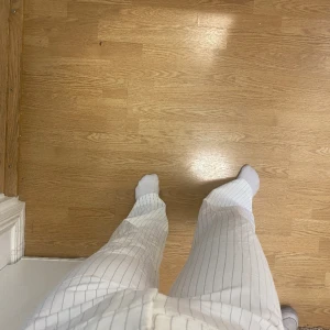 Kostymbyxa med ränder  - Vita kostymbyxor med ränder från madlady, endast använda en gång. Midwaist🩵