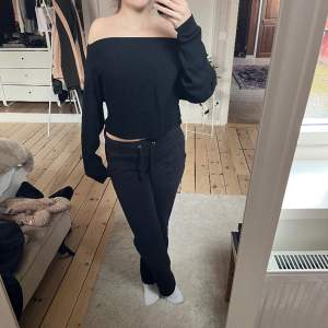 Svart stickad off-shoulder tröja från stradivarius, säljer pga kommer inte till användning ❤️