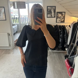 Blus  - Blus som aldrig kommit till användning, osäker vart den är köpt ifrån! Storlek S✨