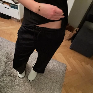 Sidenbyxor - Säljer mina snygga sidenbyxor från Gina tricot. Aldrig använda, tyvärr för korta för mig. Köptes för 500, säljer för 250 kr💓