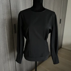 Massimo Dutti topp - Jag säljer nu min fina o stilrena blus från Massimo Dutti i strl 34. Använd endast 2 ggr. Säljer för 450 (nypris 849kr)