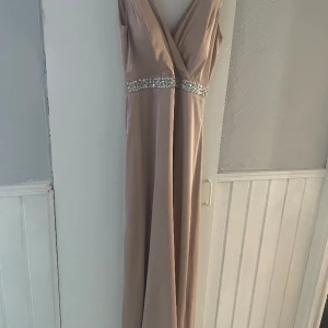 Balklänning  - Super fin + super skön balklänning. Man kan ha på den super länge utan att det känns obekvämt. 