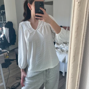 BLUS - Säljer denna blus från only, använd 2 gånger. Perfekta vår blusen👄🌸