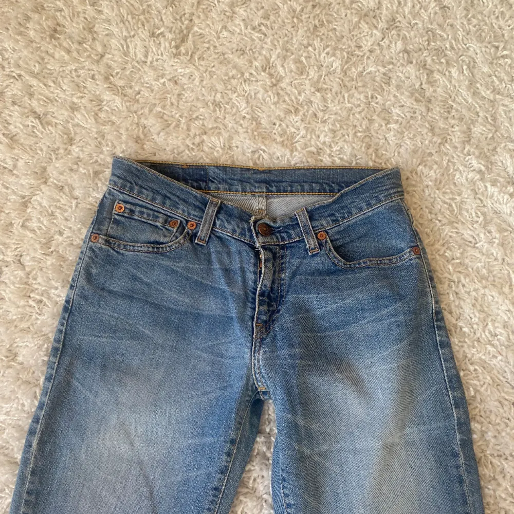 Jättesnygga lågmidjade jeans från Levis i strl W28 L32🩵 har ett litet hål på rumpan, skriv för bild! Midjemått: 37cm, innerbenslängd: 81cm. Jeans & Byxor.