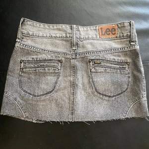 Super söt jeans kjol från Le. Orginal pris är 259 men priset kan diskuteras vid snabb affär. 