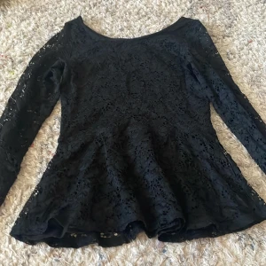 Mellan lång tröja - Säljer den då det inte är min stil. Skriv på privat om du är intresserad.