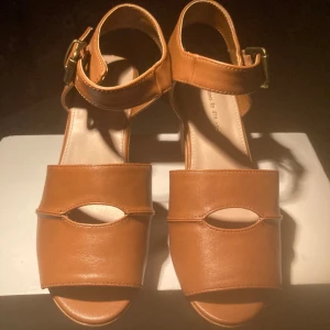 *NY*Högklackade sandaler, Stl 36, Fr Din Sko  - Fina Sandaler med skön klack Fr Din sko, Stl 36, normala i Stl.  Nypris: 399 kr, pris nu: 95 kr 