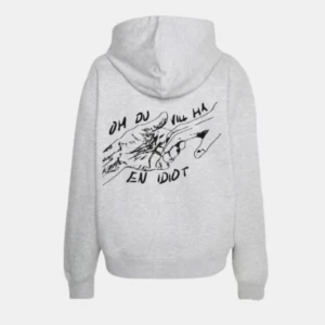 D’AMORE - GRÅ HOODIE - Grå hoodie med tryck inspirerat av Håkan Hellström. Finns tillgänglig i storlekarna S, M & L