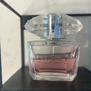 Versace Bright Crystal - Säljer denna parfym då jag använder andra parfymer och den inte används längre. Ungefär 45ml kvar.