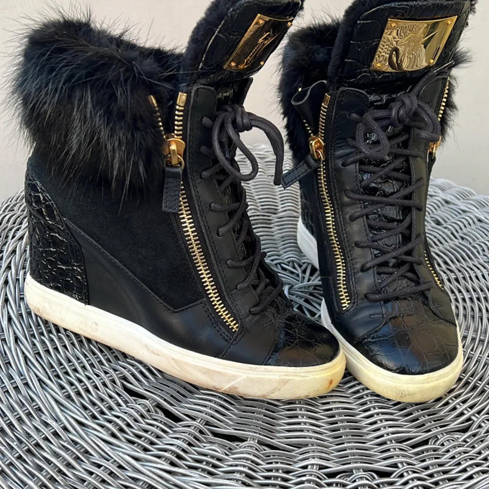 Giuseppe Zanotti Fur Wedge Trainers size 38.5. Beautiful cosy wedge trainers in Black colour Real fur inside. Heel is 7 cm. The trainers are Very comfortable and in nice condition, but show sign of wear of normal use. New price they were 1000 euro. . Skor.