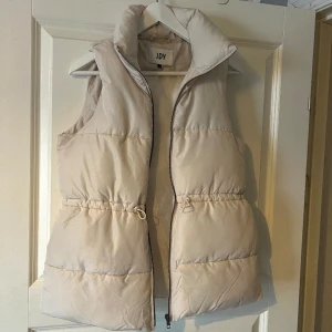 Väst - Säljer denna snygga västen, kräm vit/beige, storlek XS, köpt på nelly märket JDY, säljer för 180kr + frakt eller prisförslag🫶