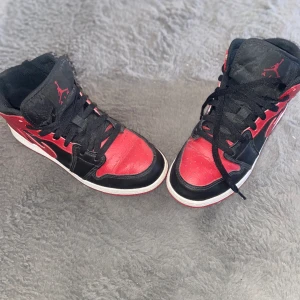 Jordans mid  - Säljer ett par jordans som jag bara använt 2-3 gånger, strl 39.  Dom har stått och dammat på skohyllan så det behövs bara tvättas av.   Självklart äkta men pågrund av lite creese som går att fixa så har jag gått ner i pris.  Nypris - 1500