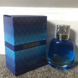 Missoni  - Missoni wave 50ml, endast  sprayat 7-8 gånger. Perfekt för kommande vår och sommarsäsongen, väldigt fräsch och somrig doft