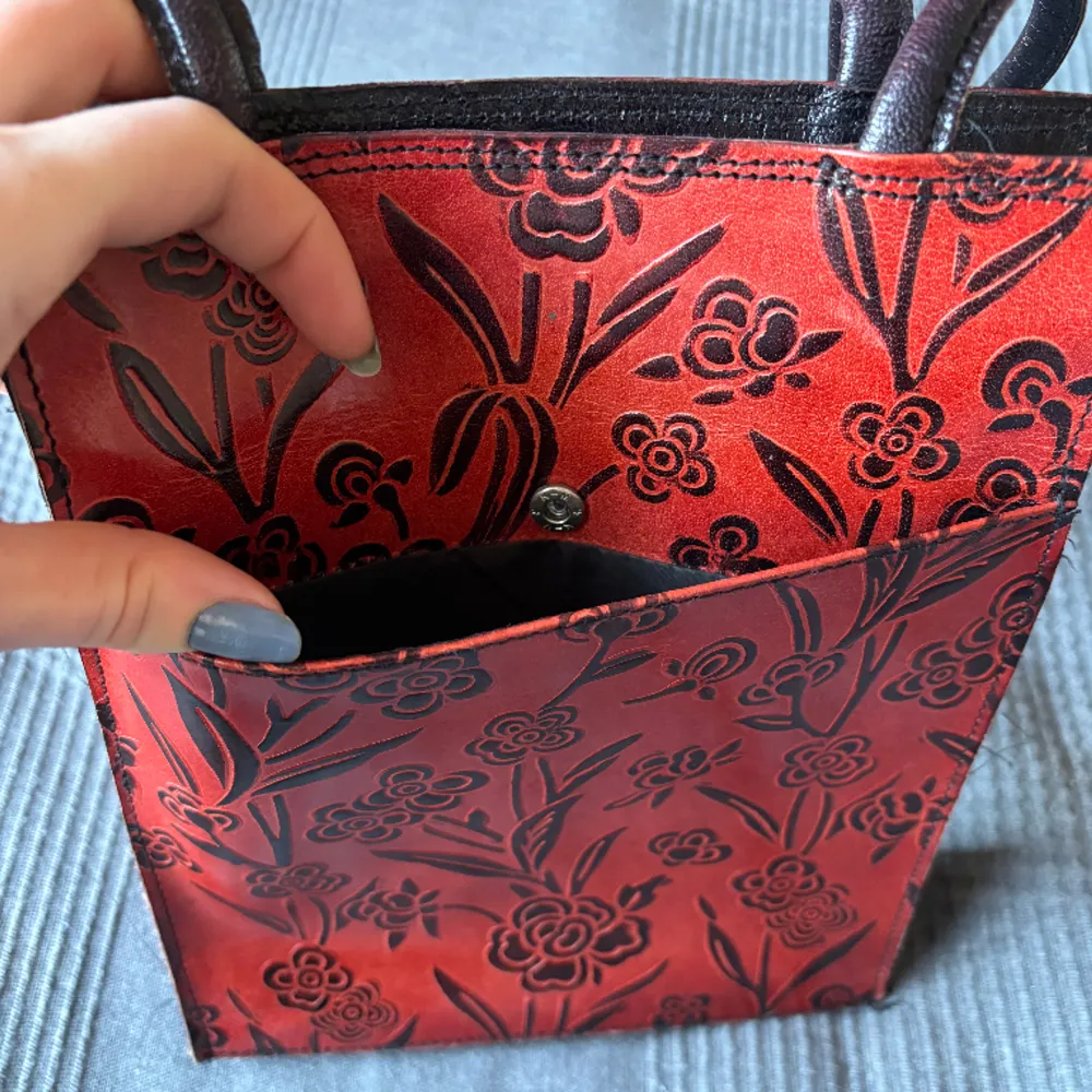 Röd handväska, alla dragkedjor fungerar, är i gott skick😊. Väskor.