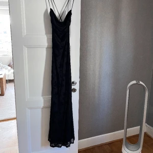 Långklänning med öppen rygg - Långklänning med knytning och öppen rygg, aldrig använd