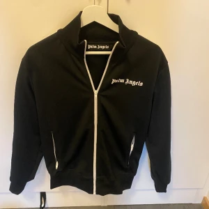 Säljer Palm angels  - Hejsan. Säljer denna Palm angels, använd 2-3 gånger ej tvättad.  Size M Kom med bud 👍🏻