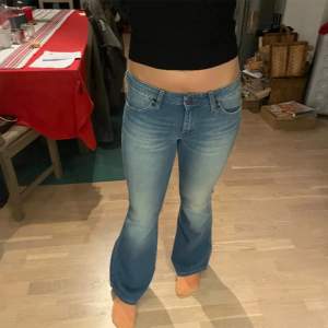Super fina wrangler jeans i storlek 38 som är för stora för mig, frakten kostar 68kr