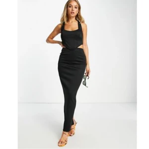 Svart klänning  - Endast använd en gång.