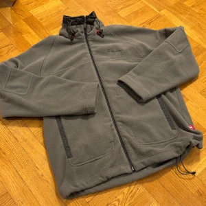 Champion Y2K fleece - Bra skick. Dragsko uppe och nere. Snarare storlek M, inte S som det står.