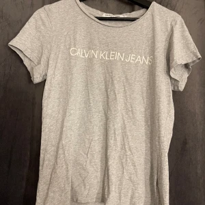 Calvin Klein t-shirt - Knappt använd, jättefin. Storlek M, normal i storleken 🤗