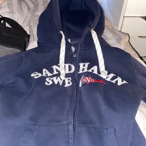 En sandhamns hoodie i marin blå i storleken xs fin och i jättebra skick,väldigt ny