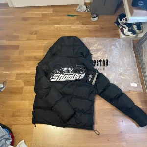 Trapstar  - Hej säljer nu min trapstar som jag köpte för något år sen aldrig fått den såld då jag försökt i omgångar så jag hoppas den här gången. Jackan har inga defekter reflex funkar . 2000kr