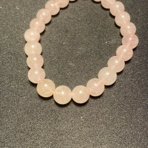 Armband - Fint armband i rosenkvarts finns att hämta i Hökarängen  Dubbeltråd.