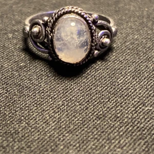 Silver ring  - Silver ring med månsten finns att hämta i Hökarängen.  Stolek: 5  925 silver.